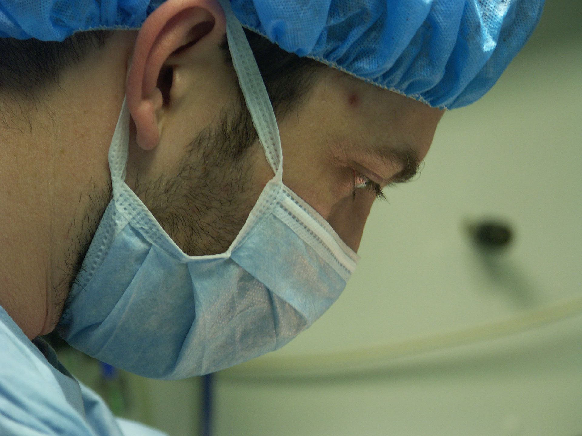 Dr. Seregi Antal műtét közben